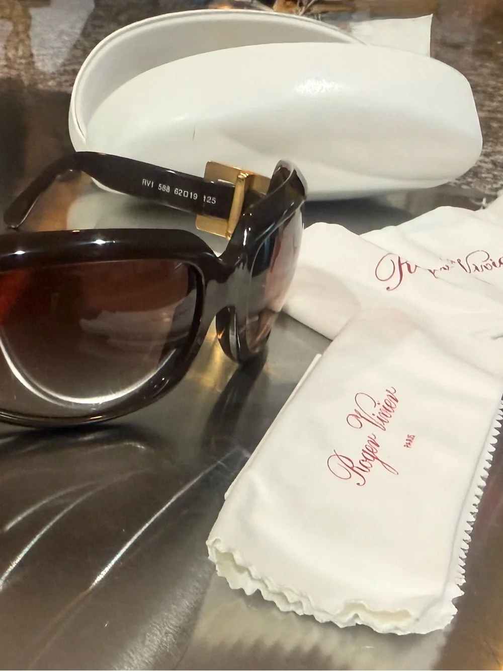 Elegant Black and Gold Women's Sunglasses - Designer Style